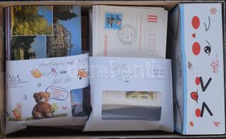592 db magyar díjjegyes levelezőlap, közte 242 db használatlan városképes + alkalmi, 350 db FDC és alkalmi bélyegzéses, luxus minőség, cipős dobozban (Hoboday 143.400)