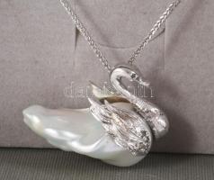 Fehérarany collier, Gyöngy hattyúval és gyémánt ékítéssel. (12db, 0,18ct, G. VS) 14K fehérarany, net...