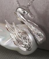 Fehérarany collier, Gyöngy hattyúval és gyémánt ékítéssel. (12db, 0,18ct, G. VS) 14K fehérarany, net...