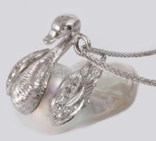 Fehérarany collier, Gyöngy hattyúval és gyémánt ékítéssel. (12db, 0,18ct, G. VS) 14K fehérarany, net...