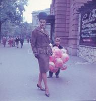 Csató Mari manöken, modell, színes Agfacolor pozitív, 6×6 cm