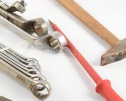 Vegyes szerszámok, kalapács, villáskulcs, csavarhúzó