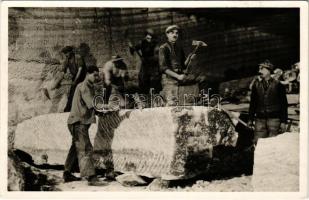 1941 Désakna, Ocna Dejului; Sóbánya, sótermelés, bányászok / salt mine, miners extracting salt