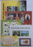 Kis gyűjtemény hagyatékból, benne kisívek, postatiszta sorok és blokkok, 2 db A/4-es és egy nagyalak...