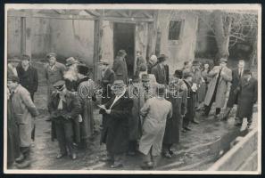 cca 1940 Vilmos főherceg laktanya sajtóbemutató, hátoldalon feliratozott fotó, felületén törésnyom, 8×12 cm