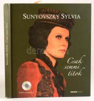 Sunyovszky Sylvia: Csak semmi titok. A szerző, Sunyovszky Szilvia (1948-) Kossuth- és Jászai Mari-díjas színésznő által Radványi Dorottya (1960-) Kazinczy-díjas tévébemondó, műsorvezető részére dedikált példány! Bp., 2013, Holnap. DVD-melléklettel. Kiadói kartonált papírkötés.