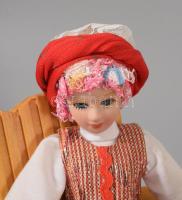 Porcelán baba székkel. 18 cm