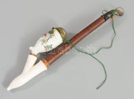 Vadász porcelán pipa. matricás, jelzett, sérüléssel 34 cm