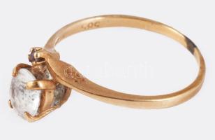 Arany (Au) gyűrű, cirkón kővel, 14K, jelzett, m:47, bruttó 1,38g