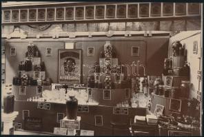 cca 1930 Stölzle-féle befőttesüveg kiállítási standjának fotója, 15×22,5 cm