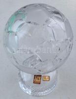 2000. labda alakú üveg emléktárgy a 2000. március 23-án lejátszott SK Slavia Praha - Leeds United FC UEFA Kupa negyeddöntő visszavágóról. Az első mérkőzést a Leeds 3-0-ra megnyerte, a visszavágón a Slavia Praha hazai pályán 2-1-re győzött, így az angolok 4-2-es összesítéssel jutottak az elődöntőbe, ahol a későbbi győztes Galatasaray ejtette ki őket. ~21x13cm