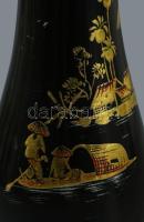 Lakkozott kínai váza, fa talpon, m: 23 cm