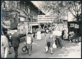 cca 1989 A budapesti Közraktár utcai piac bejáratánál, Simay István pecséttel jelzett fotója, szép állapotban, 13×18 cm