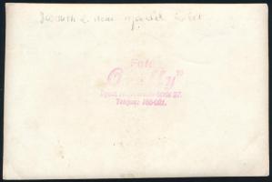 cca 1938 A budapesti Kossuth Lajos utcai ajándékbolt belsejében készített fotó porcelán figurákkal, ...