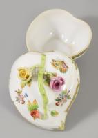 Herendi Viktória mintás szív alakú bonbonier, jelzett, szirmokon pattogzással, 11x10 cm
