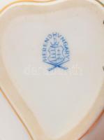 Herendi Viktória mintás szív alakú bonbonier, jelzett, szirmokon pattogzással, 11x10 cm