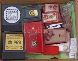 17db-os szocialista kitüntetés-, jelvény-, plakett-tétel, közte több bélyeggyűjtéssel kapcsolatos darab, valamint 2db oklevél. Benne: 1970. "Szakszervezetek Országos Tanácsa" műgyantás bronz fokozatának kitüntetése szalaggal, szalagsávon miniatűrrel T:vegyes