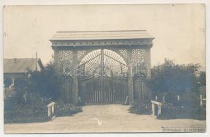 1915 Kolozsvár, Cluj; Táborhelyi székelykapu / Transylvanian wooden carved gate. photo (szakadás / tear)