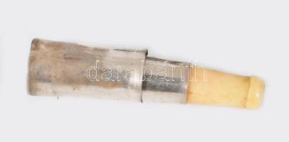 Ezüst és zománc cigaretta szipka, kinyitható (3,5 cm), zománcozott tokban, mely nyakláncra akaszthat...