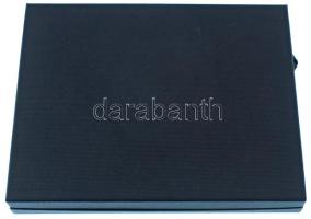 Éremtartó kazetta összesen 24 férőhellyel (50x50mm) kivehető tálcával, használt, de jó állapotban