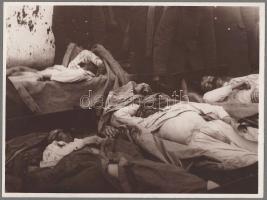 cca 1914-1918 Sebesültek egy tábori kórházban a fronton, későbbi előhívás - nagyítás (cca 1920-1930), fotó kartonon, 24x18 cm