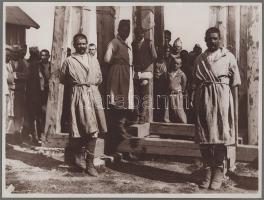 cca 1914-1918 Katonák vagy hadifoglyok megbüntetése a fronton, későbbi előhívás - nagyítás (cca 1920-1930), fotó kartonon, 24x18 cm