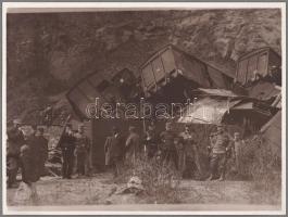 cca 1914-1918 Katonai szemle vonatszerencsétlenség helyszínén, későbbi előhívás - nagyítás (cca 1920-1930), fotó kartonon, 24x18 cm