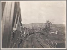 cca 1914-1918 Katonavonat úton, későbbi előhívás - nagyítás (cca 1920-1930), fotó kartonon, 24x18 cm