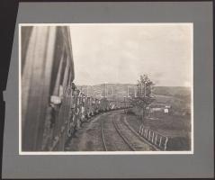 cca 1914-1918 Katonavonat úton, későbbi előhívás - nagyítás (cca 1920-1930), fotó kartonon, 24x18 cm
