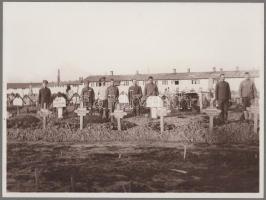 cca 1914-1918 Elesett bajtársak sírjainál, későbbi előhívás - nagyítás (cca 1920-1930), fotó kartonon, 24x18 cm