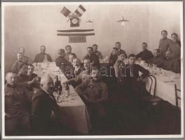 cca 1914-1918 "Isten hozott", hazatért katonák ünnepelése, későbbi előhívás - nagyítás (cca 1920-1930), fotó kartonon, 24x18 cm