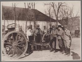 cca 1914-1918 Terepszemlén fiatal hölgy társaságban, későbbi előhívás - nagyítás (cca 1920-1930), fotó kartonon, 24x18 cm