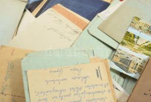 Vegyes papírrégisés tétel: I vh, levelezés, igazolványok, nyomtatványok, néhány könyv
