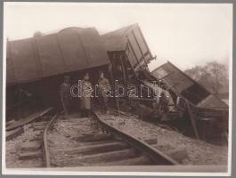 cca 1914-1918 Katonai szemle vonatszerencsétlenség helyszínén, későbbi előhívás - nagyítás (cca 1920-1930), fotó kartonon, 24x18 cm