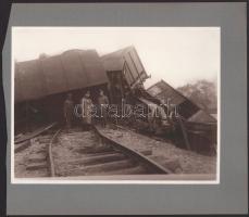 cca 1914-1918 Katonai szemle vonatszerencsétlenség helyszínén, későbbi előhívás - nagyítás (cca 1920...