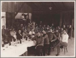 cca 1914-1918 Katonák ünnepelése családtagokkal, későbbi előhívás - nagyítás (cca 1920-1930), fotó kartonon, 24x18 cm