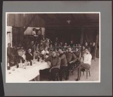 cca 1914-1918 Katonák ünnepelése családtagokkal, későbbi előhívás - nagyítás (cca 1920-1930), fotó k...