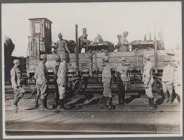 cca 1914-1918 "Tábori hasügyminiszter", avagy a gulyáságyú vasúti kocsin "akcióban", az előtérben várakozó katonákkal, későbbi előhívás - nagyítás (cca 1920-1930), fotó kartonon, 24x18 cm