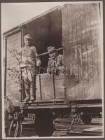 cca 1914-1918 Katonák vasúti kocsiban, az egyiknek a kezében ággal (?), későbbi előhívás - nagyítás (cca 1920-1930), fotó kartonon, foltos 24x18 cm