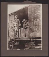 cca 1914-1918 Katonák vasúti kocsiban, az egyiknek a kezében ággal (?), későbbi előhívás - nagyítás ...