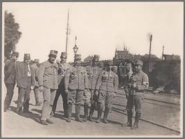 cca 1914-1918 Vonatra várakozó katonák, későbbi előhívás - nagyítás (cca 1920-1930), fotó kartonon, 24x18 cm