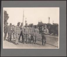 cca 1914-1918 Vonatra várakozó katonák, későbbi előhívás - nagyítás (cca 1920-1930), fotó kartonon, ...