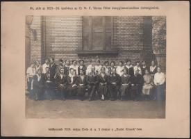 1924 Bp., az Országos Nőképző Egylet Veres Pálné leánygimnáziuma 1923-24. tanévben érettségizett tanulói, nagyméretű, kartonra kasírozott fotó, kissé hullámos, 19x26 cm, teljes méret: 25x35 cm