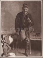 cca 1914-1918 Vegyes katonai fotó tétel, 3 db: Boldog hadirokkant katona, Katonatiszt családjával, ...stb., későbbi előhívás - nagyítás (cca 1920-1930), fotó kartonon, 24x18 cmx3