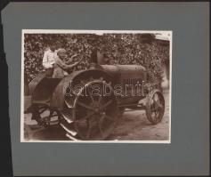 cca 1910-1920, Gyerekek McCormick traktorral, későbbi előhívás - nagyítás (cca 1920-1930), fotó kart...