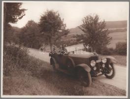 cca 1920 Sétakocsikázás, egykorú nagyítás (cca 1920-1930), fotó kartonon, 24x18 cm