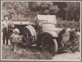 cca 1920 Kisfiú apjának segít az autógumi javításban, egykorú nagyítás (cca 1920-1930), fotó kartonon, 24x18 cm
