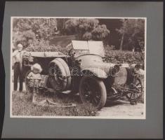 cca 1920 Kisfiú apjának segít az autógumi javításban, egykorú nagyítás (cca 1920-1930), fotó kartono...