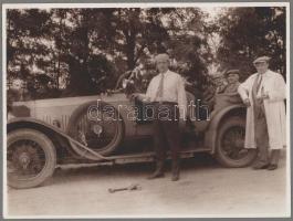 cca 1920 Autójavítás sétakocsizás közben, egykorú nagyítás (cca 1920-1930), fotó kartonon, 24x18 cm