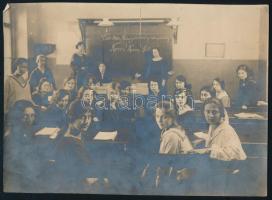 1923 Leányiskola (feltehetőleg a Veres Pálné Gimnázium) tantermében készült felvétel, a táblán irredenta feliratokkal (,,Csonka Magyarország nem ország! Nem! Nem! Soha!"), nagyméretű fotó, a hátoldalon aláírásokkal, 16,5x23 cm
